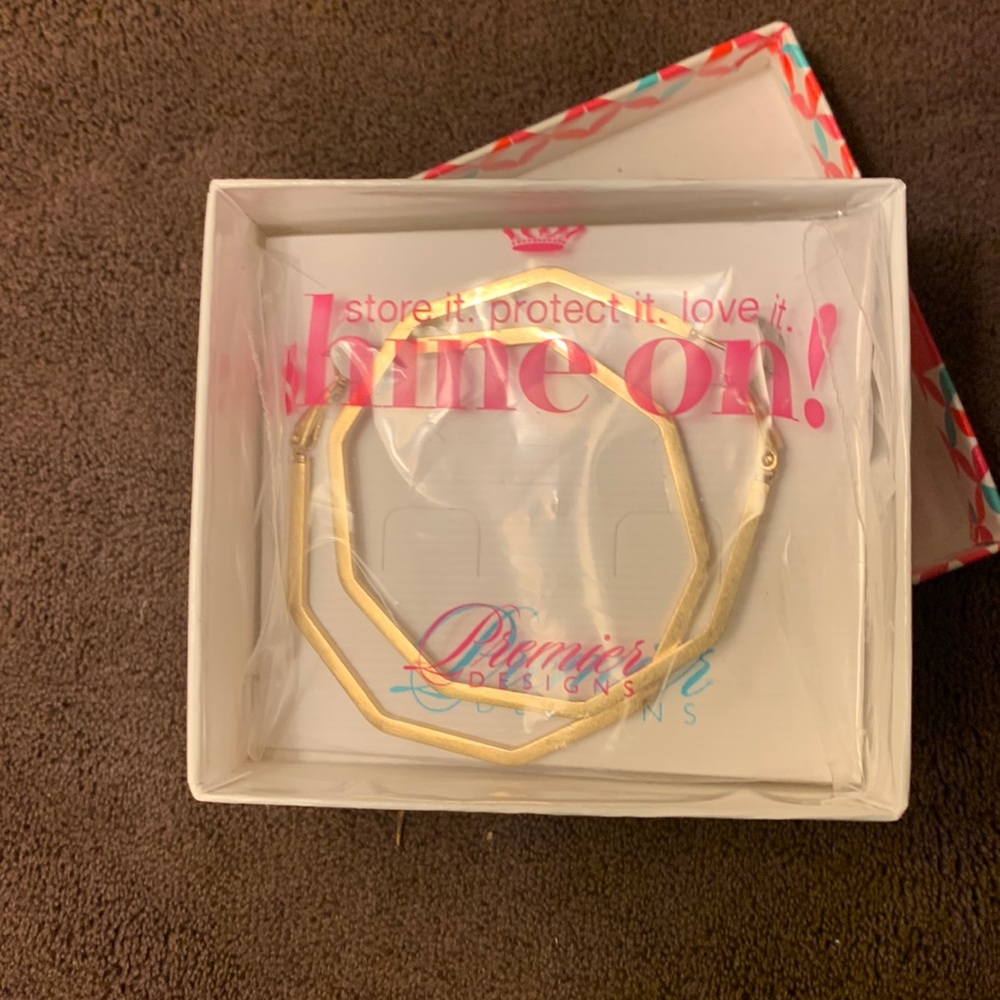 NWT and IN BOX PREMIER GOLD COLOR OCTAGON HOOP EARRINGS